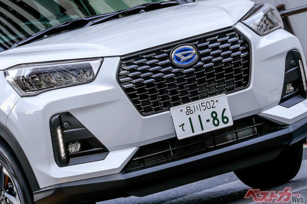 「この価格でSUV!?」と驚く一台！　28.0km/Lのe-SMART＆970kgの軽量ボディが武器！　ダイハツ「ロッキー」が”ちょうどいいSUV”な理由