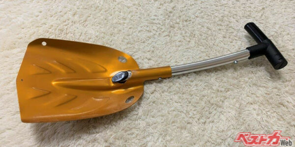 実際に立ち往生を経験した編集部員が常に積んでいるアルミ製の折りたたみ式スコップ。氷を砕くのには向かないが、積もった雪を取り除く際には活躍する