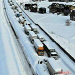 大雪で立ち往生したらどうする？　車内に侵入する一酸化炭素中毒に注意せよ！　知っておきたい「立ち往生対策」