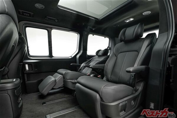 インテリアの凝った作りはアルヴェル級だが巨大な窓が車内を明るく見せる