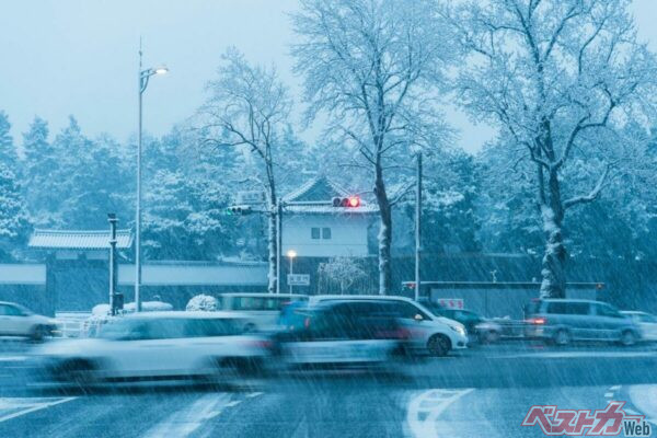 「自分は大丈夫」と思い、安易にノーマルタイヤで雪道を走るドライバーが都市部にはいまだ多い。その判断が、都市全体の機能をマヒさせる（Ichiro@Adobestock）