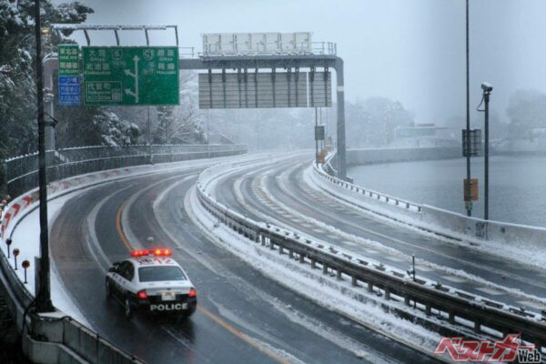 幹線道路で大規模な車両滞留を回避するために「予防的通行止め」が行われる。事前にニュースや交通情報のサイトなどで伝えられる（Paylessimages@Adobestock）