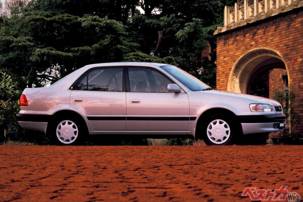 1995年登場の8代目トヨタ カローラ。発売当時の価格は約94万円（税込）だった