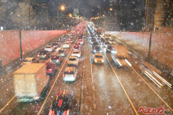 都心部での雪の予報は精度があまり高くない。降らなかった場合はいいが、予防をせずに降った場合、その比ではない混乱が続く可能性がある（kichigin19@Adobestock）
