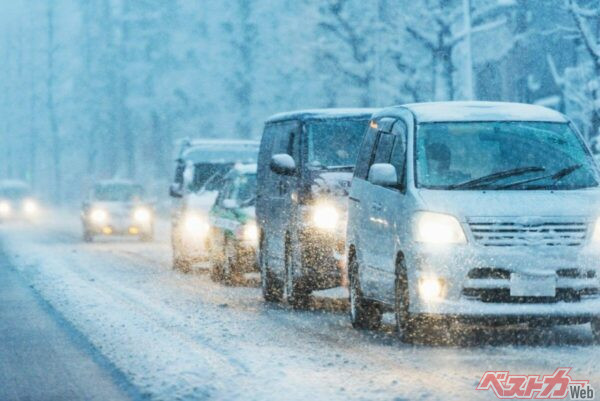 「都会だから雪なんてたいして降らないよ」という過信は厳禁。雪が降る予報が出たら、ノーマルタイヤしかない場合や、雪道に自信がない場合は、乗らないという選択をすることが大切だ（One@Adobestock）