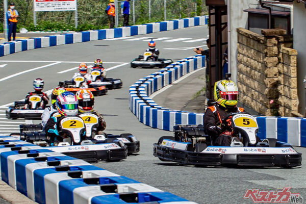 カートによる日本初の市街地レースとして開催された第1回大会の様子