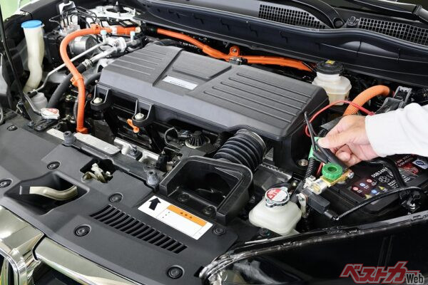 ハイブリッド車は「救援される側」にはなれるが、「救援する側」にはなれない。安易な救援は高額修理につながることも（PHOTO：Adobe Stock_dreamnikon）