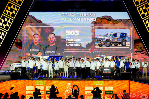 表彰台にあがる503号車のロナルド・バソ/ジュリアン・メナール組