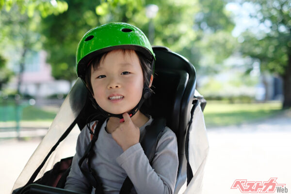 子どもを乗せる時はヘルメット着用は必須。大事な子供を守るためにも無謀運転は厳禁