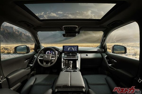 内外装の変更は最小限。リアドアにはHEVのバッジが備わる