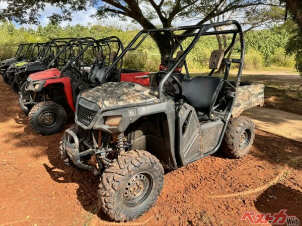 国内のレジャーランドにあるような一人で乗るようなバギー(ATV)とは異なりサイド・バイ・サイドビークルは2左右に複数並んだ座席を備える