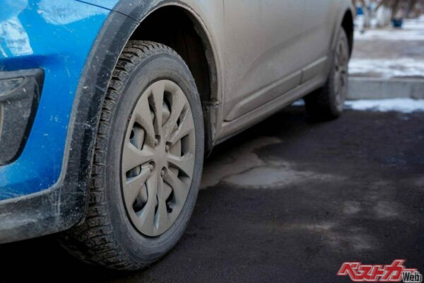 車体に付く雪汚れには凍結防止剤が混じっていることがある（Alexandra Selivanova@Adobestock）