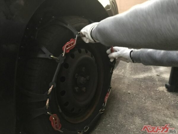 道路のチェーン規制はスタッドレス装着の有無に関わらずチェーン装着が必要