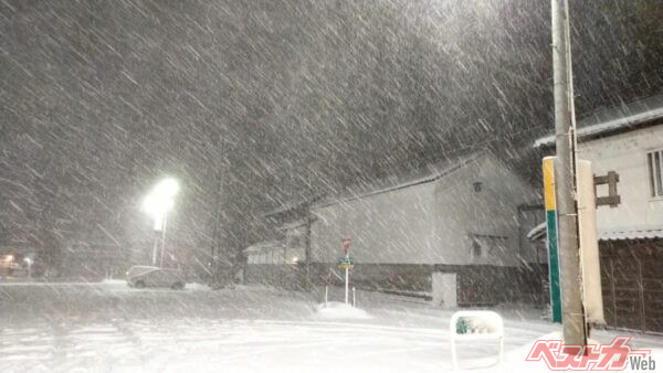 吹雪のなかでのハイビームは濃霧と同様、光が反射して逆効果。フォグランプを活用しよう