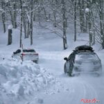 冬の運転でやっちゃダメ！　ワイパー凍結・タイヤチェーン付け間違い・サイドブレーキ凍結のNG行動3選