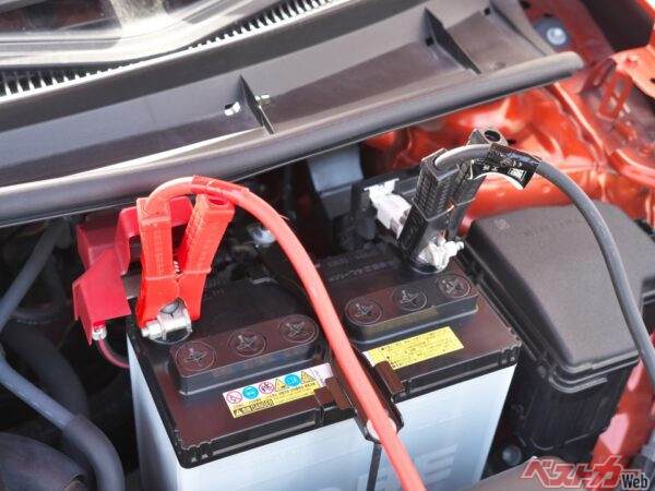 冬の朝エンジンがかからない！　バッテリー上がりの見分け方とJAFを呼ぶ前のチェック