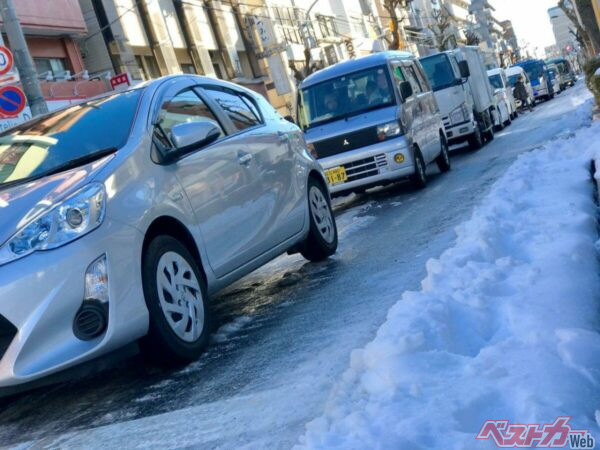 かつて東京で大雪が降ってから3日が経過した路面。アイスバーン化した路面が、たくさんのクルマが通ることで磨かれ、より滑りやすくピカピカに……