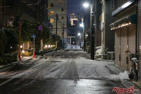 住宅街の日陰の道などは、溶けた雪が再凍結してアイスバーンになりやすい（kawamura_lucy@Adobestock）