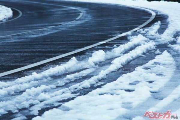 積もった雪から溶け出た水が川のように道路を横断するように流れる。その水が再度凍結すると薄い膜のような氷を形成する。この薄く張った氷が滑りやすい（Paylessimages@Adobestock）