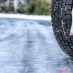 スタッドレスタイヤでも止まらない!?　冬道で一番ヤバい“ブラックアイスバーン”の対策と運転テクニック