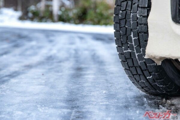 スタッドレスタイヤでも止まらない!?　冬道で一番ヤバい“ブラックアイスバーン”の対策と運転テクニック