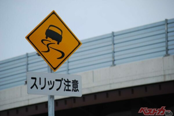 「急のつく動作を避ける」ことが、滑りやすい路面を走るうえで重要になる。スタッドレスタイヤを履いていても、傾斜のきつい坂道はスリップやスタックの危険があるので、あえて避ける判断も必要だ（apoptosis@Adobestock）