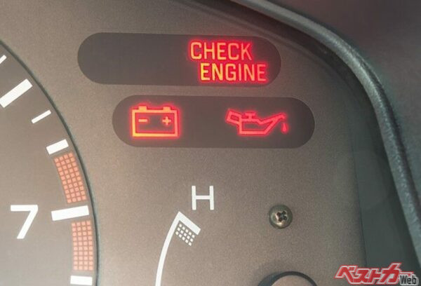 オルタネーターの故障やバッテリーの電圧が低下するとメーター内のバッテリーランプが点灯するようになっている。(amstockphoto@Adobe Stock)