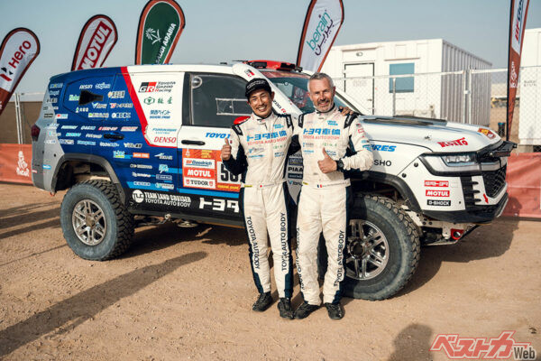 TLCのドライバーとしてはダカールラリー2026が最後となった三浦選手(左)。今後はW2RCで活動する。右はコドライバーのジャン・ミッシェル・ポラト選手