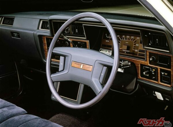 6代目クラウンのコラムシフト。おかげで前席にも3人が座れた