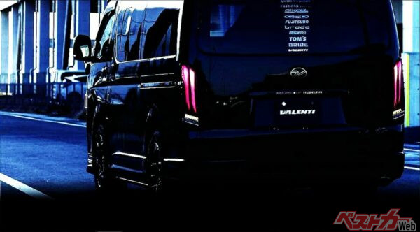 テールランプ ULTRA λ(ラムダ)ブラックリミテッドを装着したハイエース