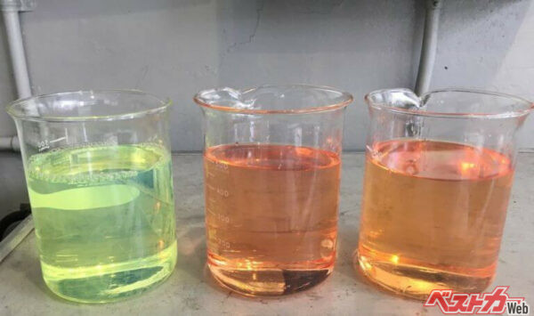 燃料の色はJIS規格で決められ着色されている。一番左の黄緑色が軽油、中央のハイオクガソリンとレギュラーガソリンはオレンジ色で同じ色だ