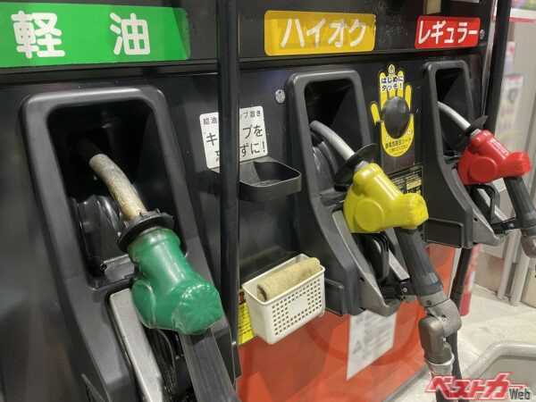 セルフ式ガソリンスタンドでは油種の違いを文字と色でハッキリ示している。これなら間違いようはないはずなのだが、それでも「ついうっかり」は起こりうる