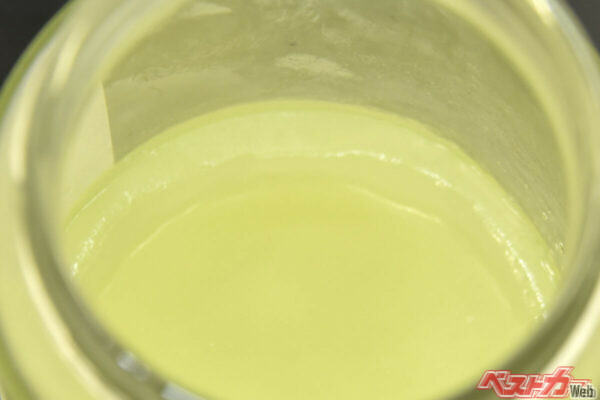 庫内温度−21.4℃下の3号軽油の表面を拡大。瓶のふちに沿うように盛り上がり凍っている。混ぜてみると、フローズンドリンクのようになってしまっていた