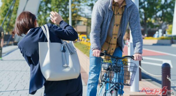 カゴに傘をかけて運転している人は少なくない。これは前輪に傘が不意に絡むという危険がある