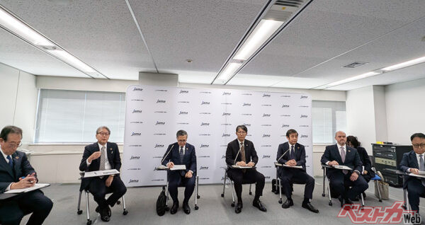 ずらっと並ぶ各メーカーのトップたち。たしかに言うこと聞かなそう……