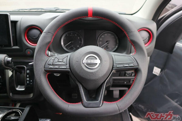 本革EuroステッチD型ハンドル。赤いステッチがスポーティな雰囲気を増してくれる