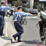 ようやく動いた自転車規制！　113違反の衝撃!!　「ながらスマホ」「右側通行」は徹底取締りできるのか