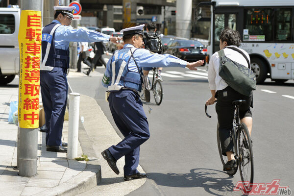 ようやく動いた自転車規制！　113違反の衝撃!!　「ながらスマホ」「右側通行」は徹底取締りできるのか