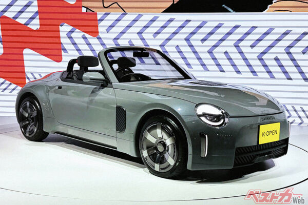 初代コペンを彷彿とさせるカワイらしいスタイリングを纏ったFR駆動方式の2シーターオープン