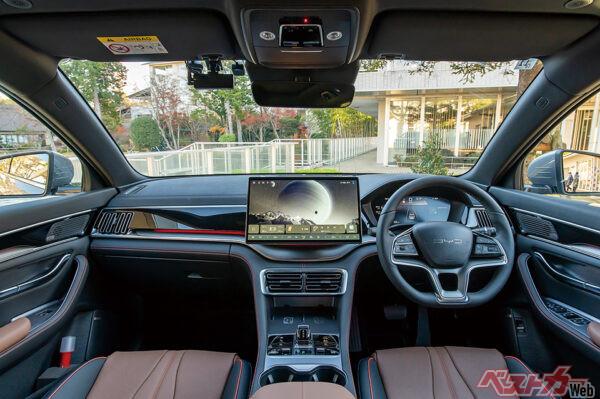 ブラックを基調にブラウンのアクセントを利かせた内装。12.3インチのデジタルメーターと15.6インチのセンターディスプレイを標準装備