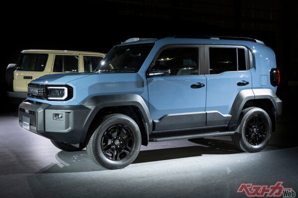 IMVシリーズのラダーフレームを採用することでホイールベースはランクル250や300に対し270mm短い2580mmとしたランクルFJ。全長は4575mmでコンパクト。2.7Lガソリンエンジンを搭載する