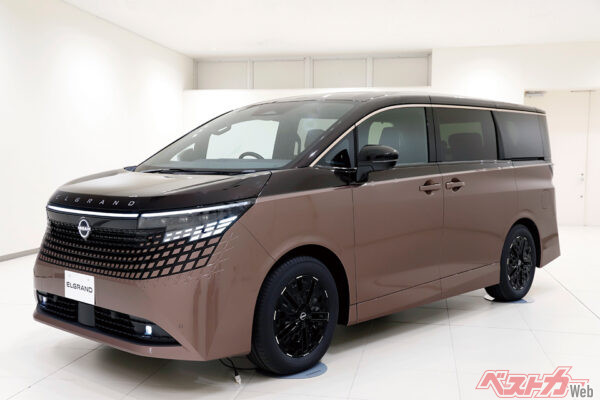 JMSでその姿が公開された新型エルグランド。全長4995mmはアルファードと同サイズ。全幅1895mm、全高1975mmのフルサイズミニバンだ。直列3気筒1.5Lターボのe-POWER専用エンジンを搭載し、モーターは最大トルク51.0kgm