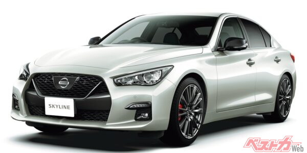 2019年のマイナーチェンジで前後のデザインを刷新し、エンブレムも日産CIマークに変更。400Rはガンメタ塗装のアルミホイールやブラック塗装のカラードドアミラーで差別化を図っている