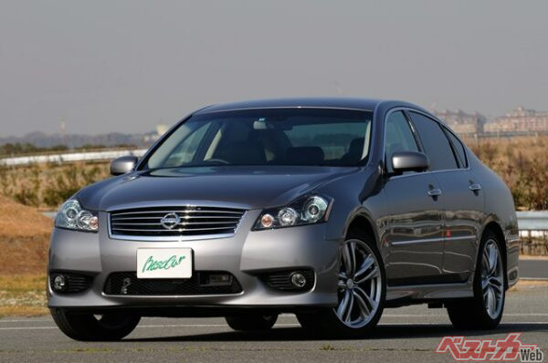 新しくハイテクな軽自動車よりも約20年前の20万円台ほどの中古車のほうが税金が高いなんてことも。画像は日産 フーガ