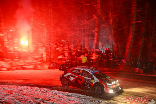 夜のSSで発煙筒や花火が上がるのが、モンテカルロ名物。オリバーは凍った路面もしっかりと走り切った