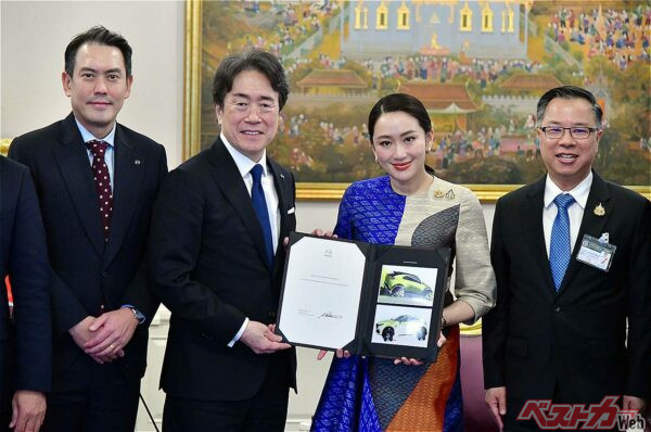 2025年2月、タイのペートンターン・シナワット首相（当時）と会見するマツダの毛籠勝弘社長。お二人が手にしている文書の右側に注目