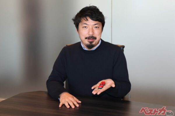 2024年6月にタカラトミー代表取締役社長 CEOに就任した富山彰夫氏。手に持っているのは、お気に入りの一台トミカ スカイライン シルエット