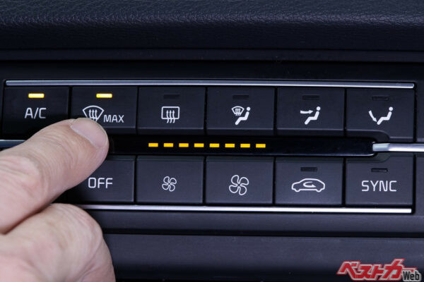 デフロスターは冬の強い味方。外気導入で除湿しながら温風を当てる（Robert＠Adobe Stock）