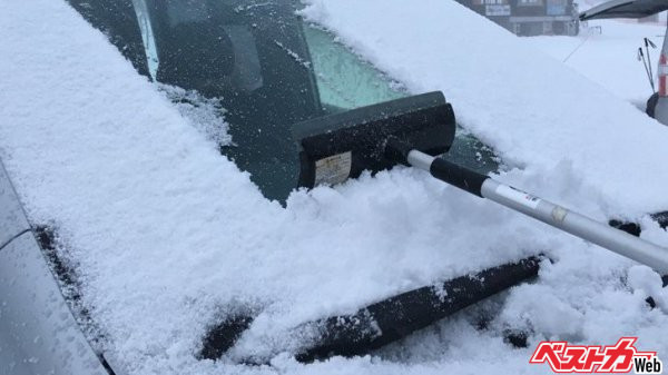 手っ取り早く積もった雪や解氷するには、解氷スプレーと樹脂製のスクレーパーを使うのがオススメ