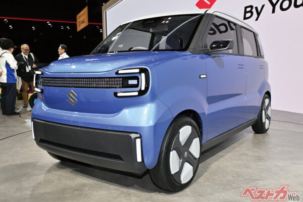 内燃機関モデルからの乗り換えを想定し、奇をてらわないコンサバなデザインがスズキ流。2026年冬デビュー